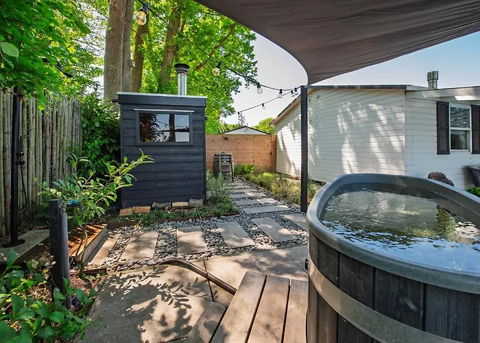 86, Bed & Outdoor Wellness - Sauna, Hottub, Icebath & Outdoor Shower Included!