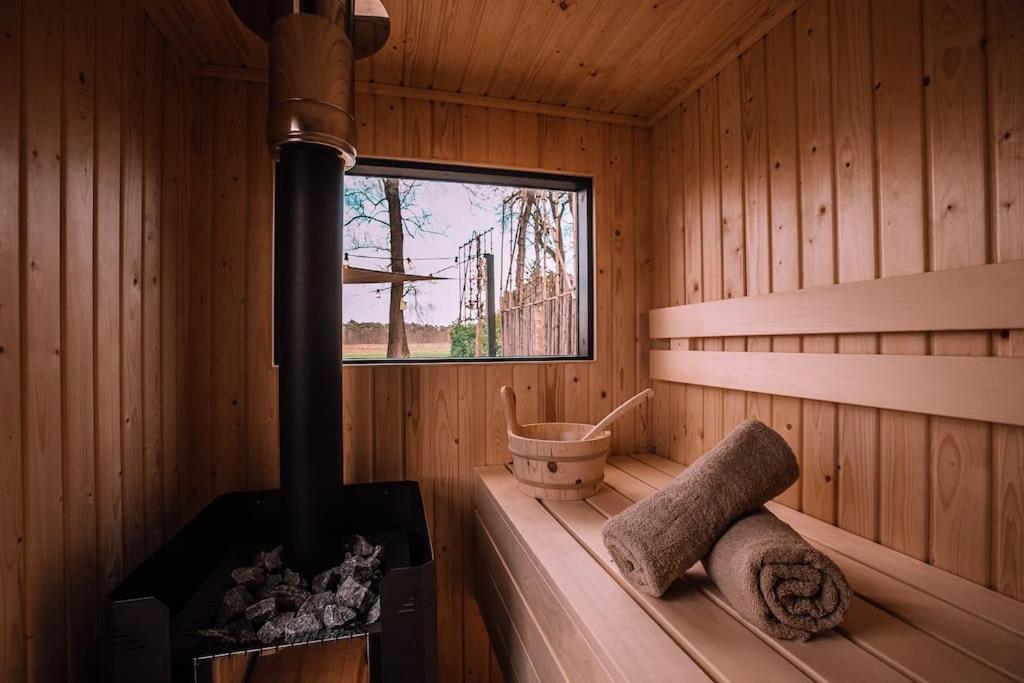 86, Bed & Outdoor Wellness - Sauna, Hottub, Icebath & Outdoor Shower Included! Chalet Oisterwijk