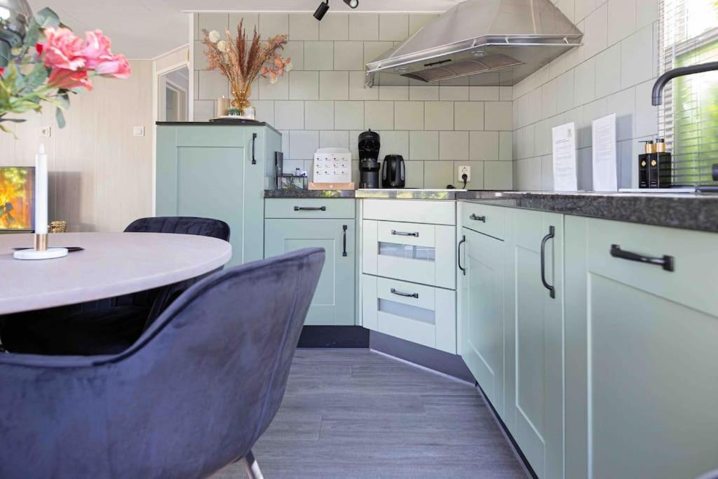 86, Bed & Outdoor Wellness - Sauna, Hottub, Icebath & Outdoor Shower Included! *