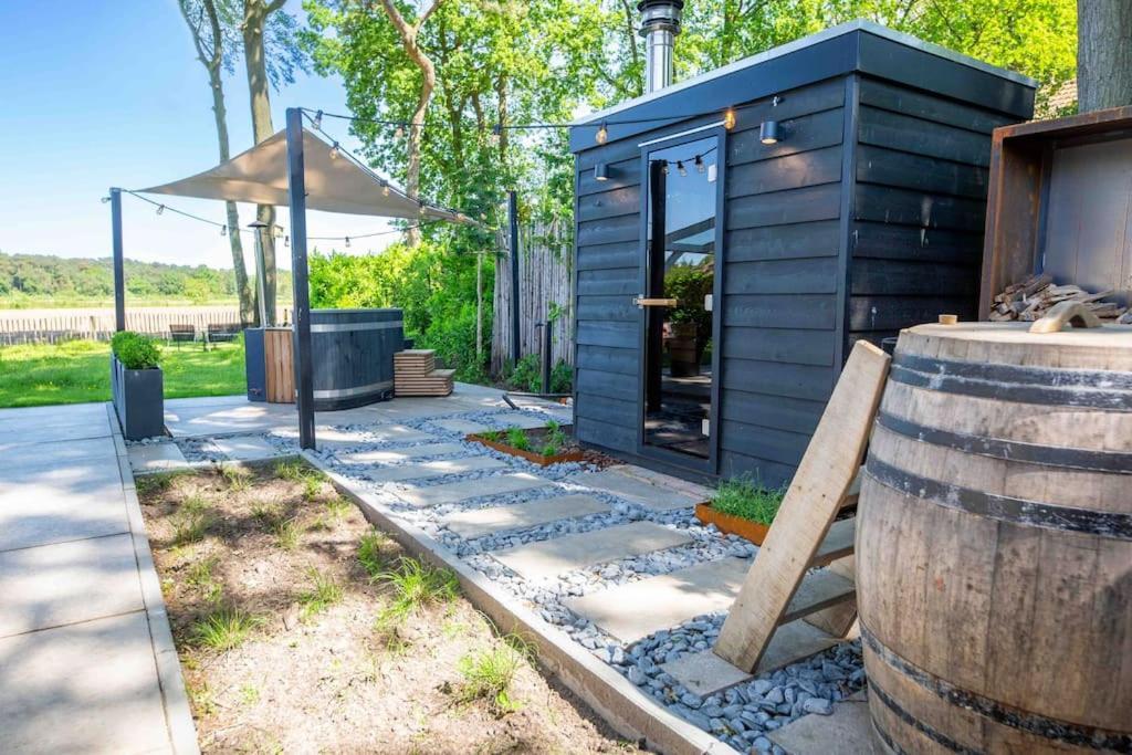 Chalet 86, Bed & Outdoor Wellness - Sauna, Hottub, Icebath & Outdoor Shower Included! Oisterwijk