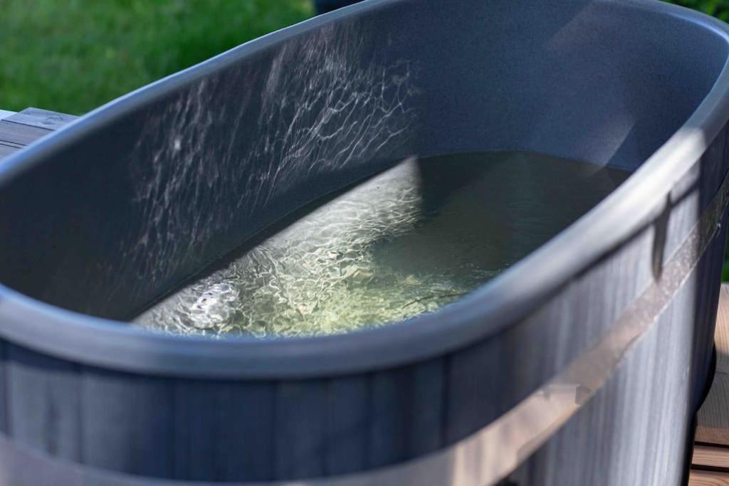 86, Bed & Outdoor Wellness - Sauna, Hottub, Icebath & Outdoor Shower Included! Chalet Oisterwijk