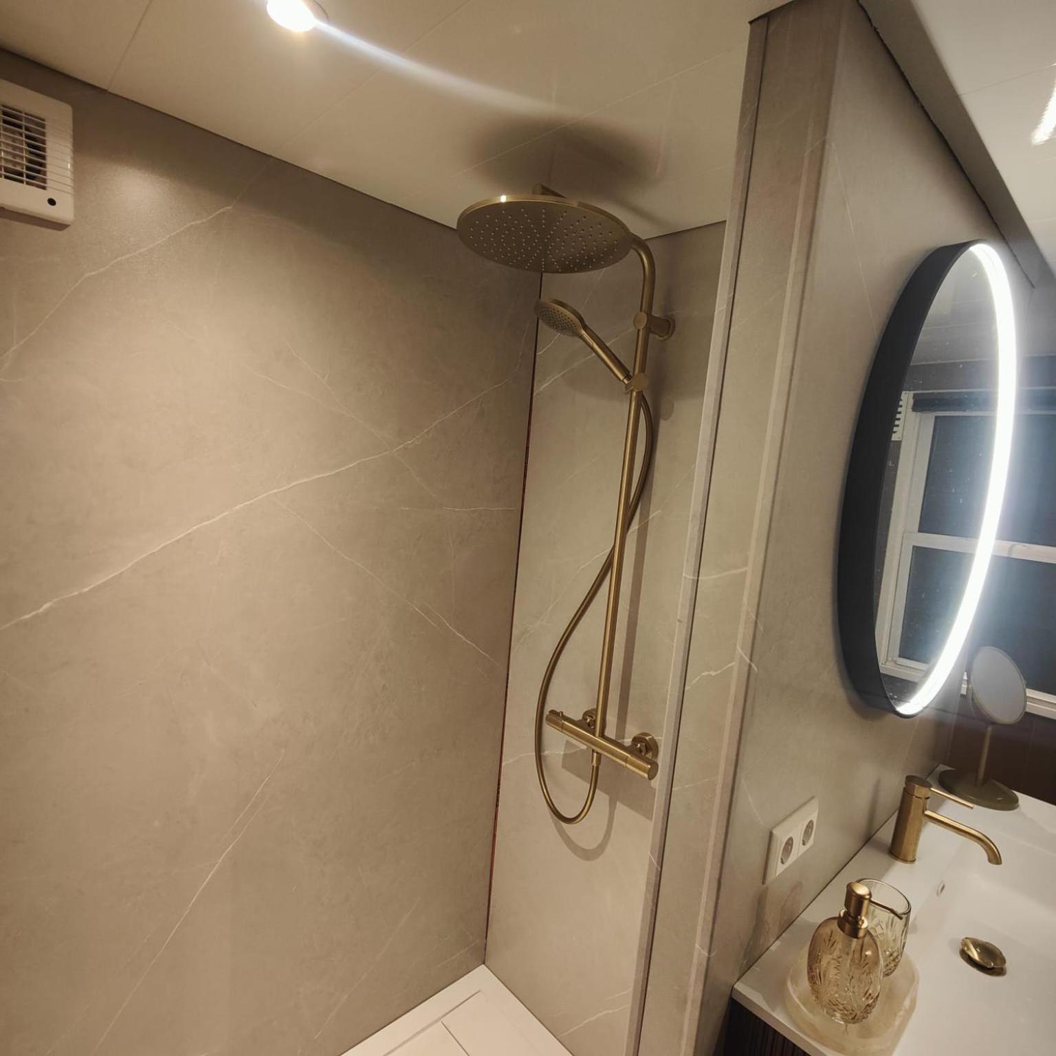86, Bed & Outdoor Wellness - Sauna, Hottub, Icebath & Outdoor Shower Included! Chalet