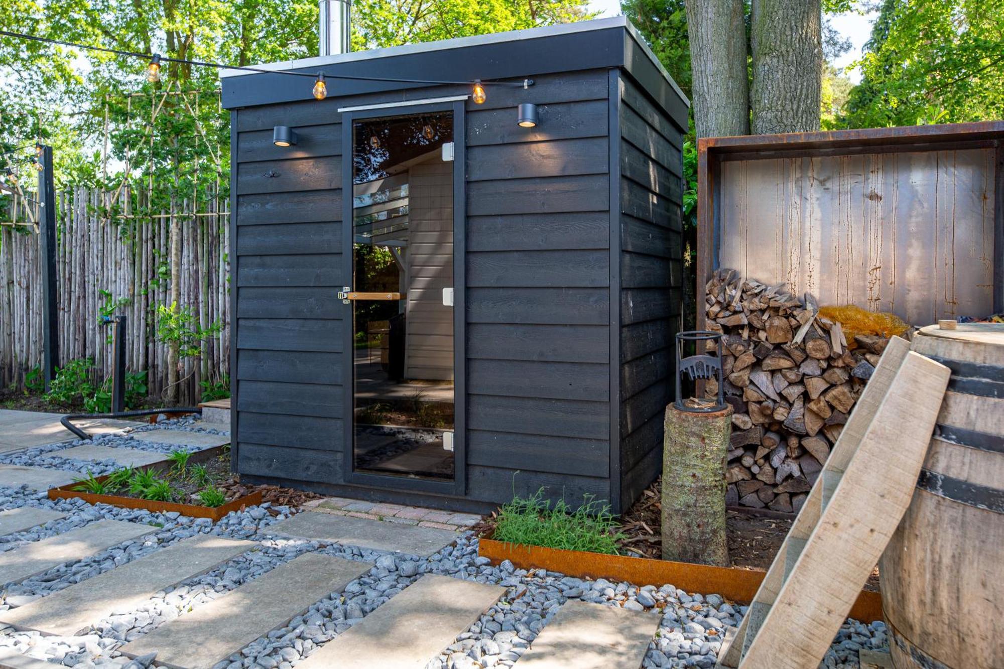 86, Bed & Outdoor Wellness - Sauna, Hottub, Icebath & Outdoor Shower Included! Chalet Oisterwijk