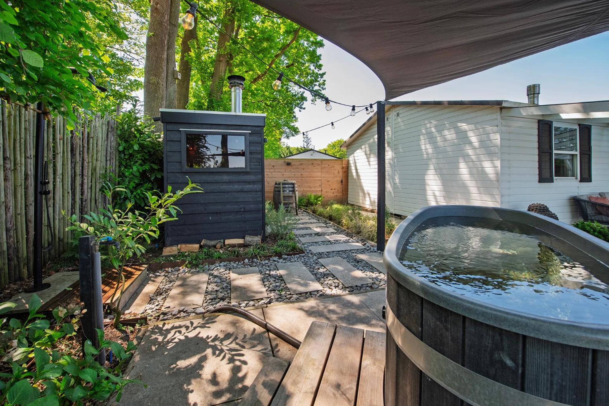 86, Bed & Outdoor Wellness - Sauna, Hottub, Icebath & Outdoor Shower Included! * Oisterwijk