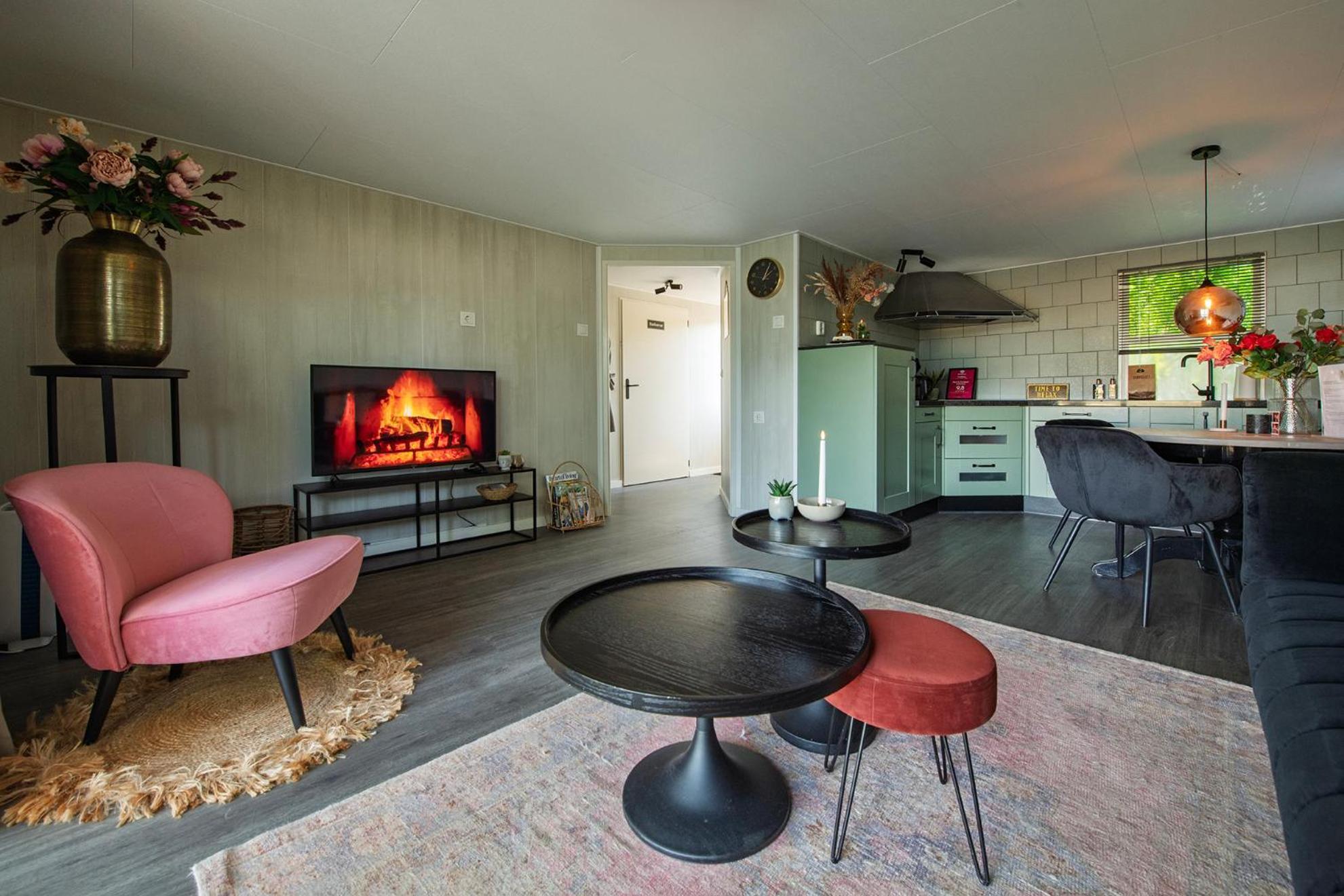 86, Bed & Outdoor Wellness - Sauna, Hottub, Icebath & Outdoor Shower Included! Chalet Oisterwijk