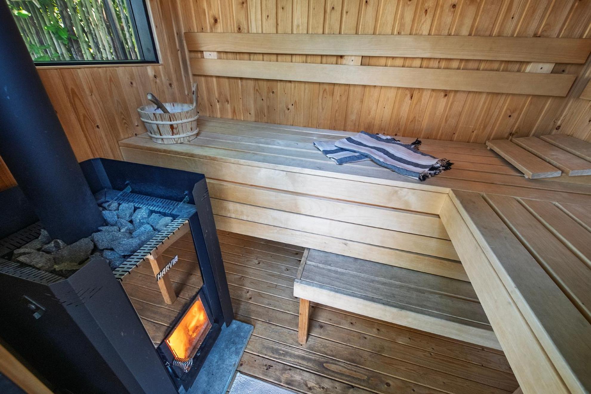 86, Bed & Outdoor Wellness - Sauna, Hottub, Icebath & Outdoor Shower Included! *