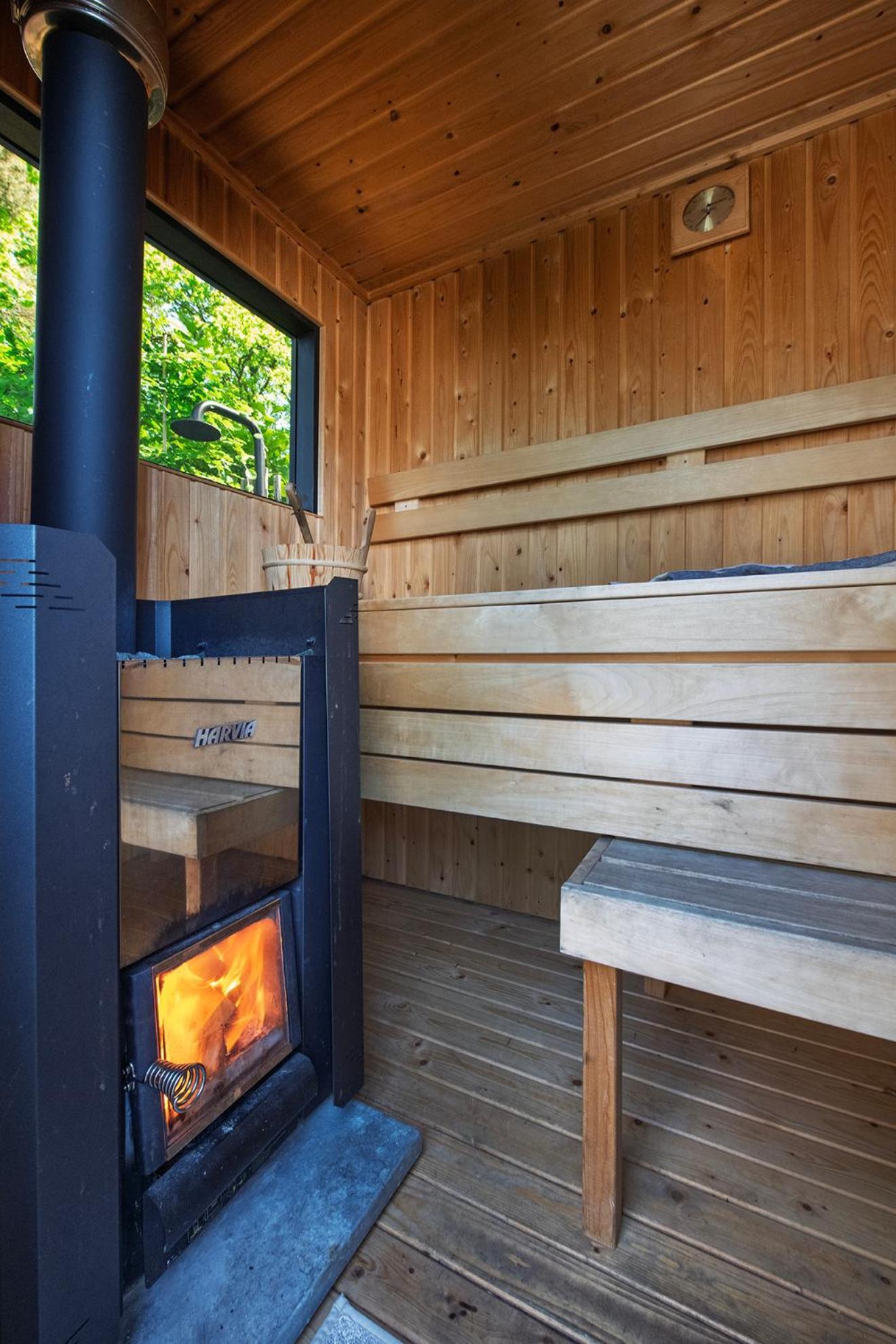 86, Bed & Outdoor Wellness - Sauna, Hottub, Icebath & Outdoor Shower Included! Chalet Oisterwijk